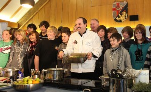 Auf Initiative der IHK Koblenz brachte Johann Lafer in der Berufsbildenden Schule Cochem über 200 Schülern aus dem Kreis den Kochberuf näher 